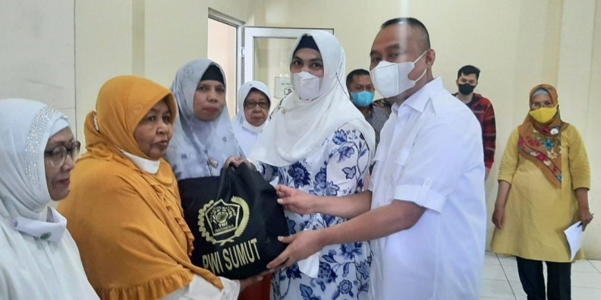 Ketua PWI dan IKWI Sumut Serahkan Bantuan Idul Fitri kepada Warakawuri