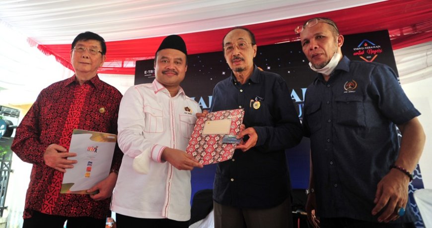 Penyerahan Press Card Number One Warnai Halal Bihalal PWI Sumut